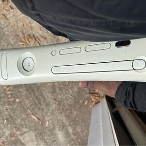 Used xbox. I don’t knoww anything about this item! As is! No wires!